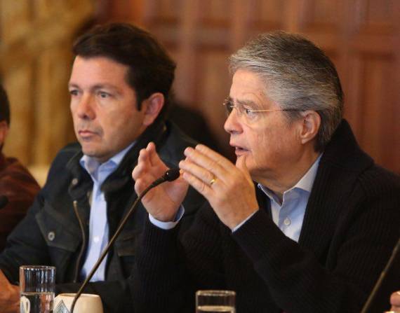 Imagen del 18 de junio. El presidente Guillermo Lasso y el ministro de Gobierno, Francisco Jiménez, reunidos con representantes de organizaciones sociales del sur de Quito.