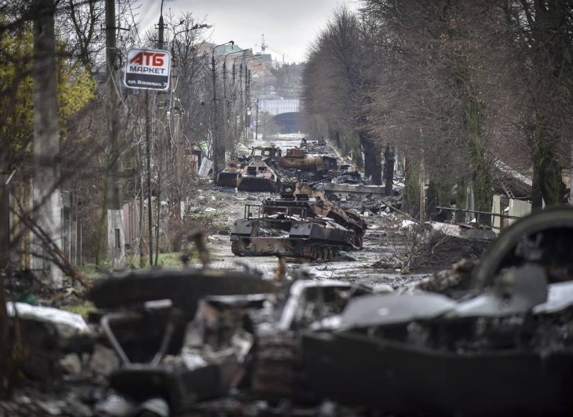Vista general de una calle con maquinaria militar rusa destruida en las áreas recuperadas por el ejército ucraniano en la ciudad de Bucha en la región de Kiev,