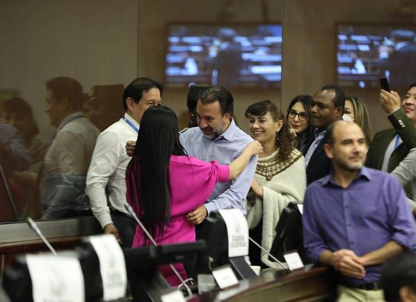 Viviana Veloz fue felicitada por sus compañeros del correísmo (UNES) tras su interpelación a los miembros de la Judicatura.