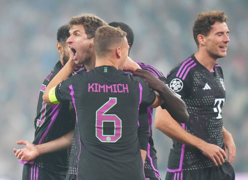 Jugadores del Bayern Munich celebrando los goles de su equipo para empatar el juego.