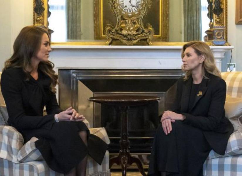 La princesa de Gales, Kate Middleton (i) en una reunión con la primera dama de Ucrania, Olena Zelenska, en el Palacio de Buckingham este domingo, 18 de septiembre.