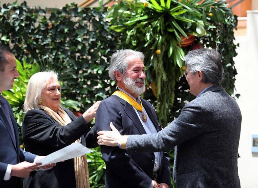El presidente Guillermo Lasso (d) condecoró al arqueólogo Francisco Valdez.