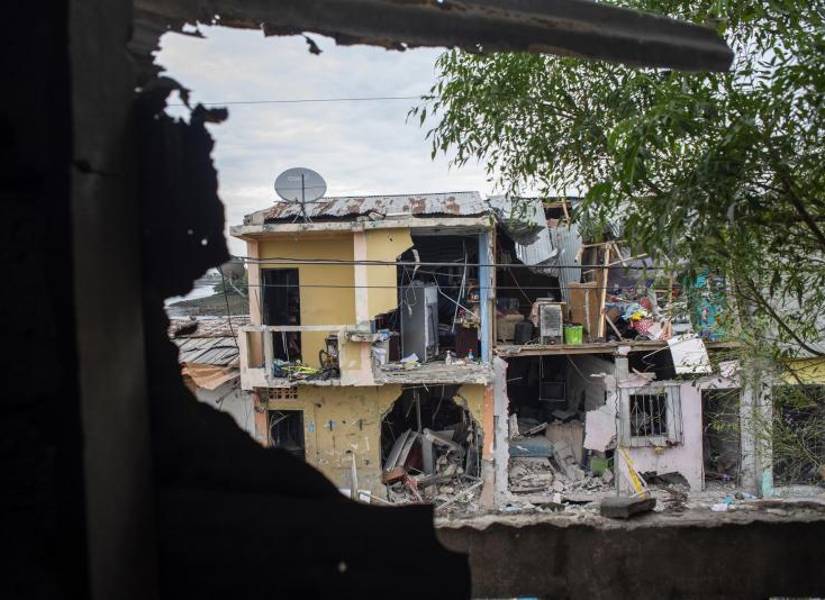Cinco personas muertas y una decena de casas afectadas dejó el ataque explosivo en el Cristo del Consuelo, en el suroeste de Guayaquil.