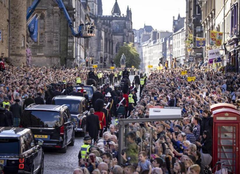 Miles de personas ven pasar la procesión con el ataúd de la difunta reina Isabel II acompañada por miembros de la familia real por las calles de Edimburgo.