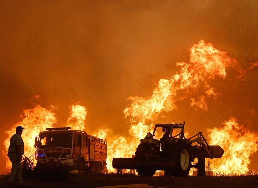 Un hombre observa el fuego en Odemira, Potugal.