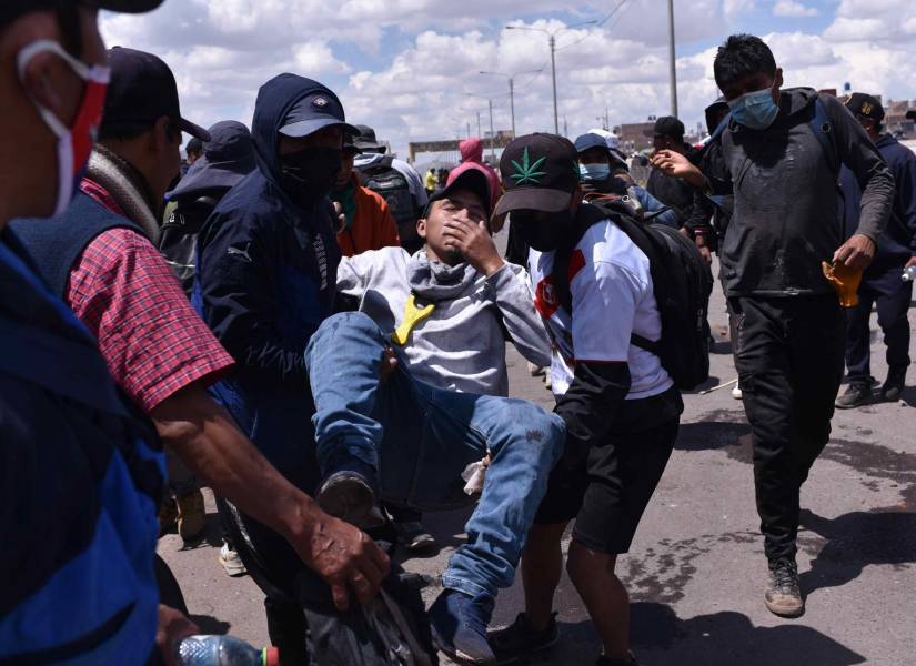 Un herido por los enfrentamientos entre los manifestantes y la policía es trasladado para ser atendido en Juliaca (Perú).
