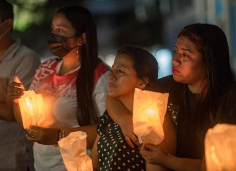 Familiares de los reclusos asesinados en la mayor masacre carcelaria de Ecuador hicieron una vigilia la noche del martes en Guayaquil.