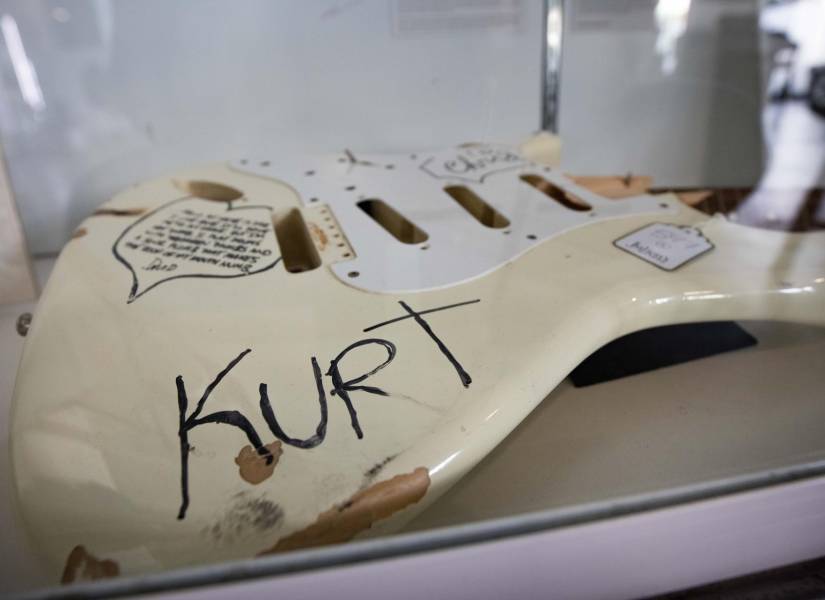 Fotografía de archivo que muestra una guitarra firmada por Kurt Cobain en Beverly Hills (Estados Unidos).
