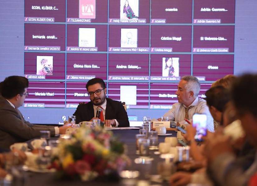 El secretario de Comunicación, Leonardo Laso, junto al secretario Jurídico de la Presidencia, Fabian Pozo (c) en un acto en Carondelet el 24 de agosto pasado.