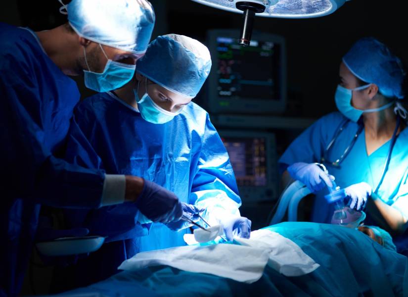 Foto referencial a médicos cirujanos.
