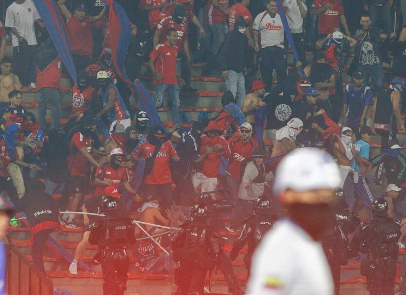 Integrantes de la Unidad de Diálogo y Mantenimiento del Orden (UNDMO) se enfrentan con hinchas de Medellín este miércoles, al finalizar el partido de vuelta por la final de la Copa Colombia entre Medellín y Nacional en el estadio Atanasio Girardot, en Medellín (Colombia). EFE/ STR