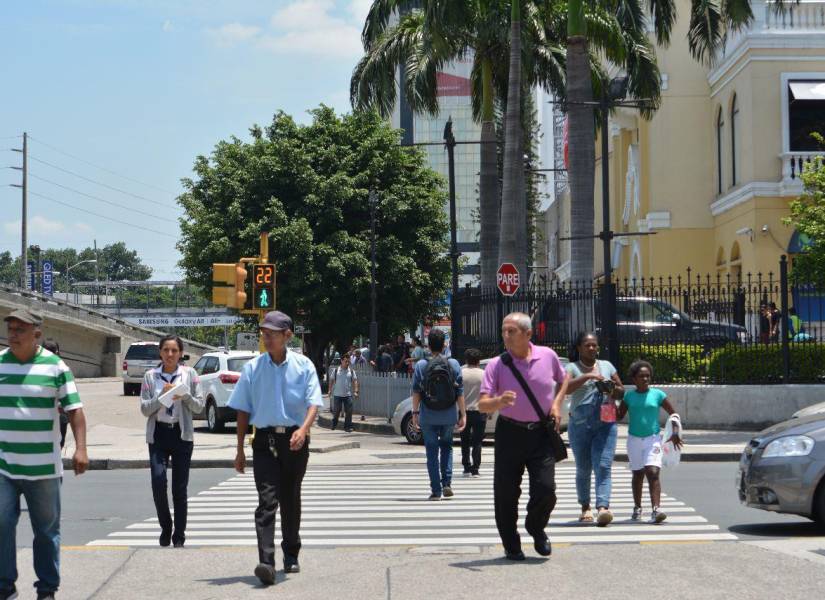 Personas transitan a pie en la Av. Francisco de Orellana.