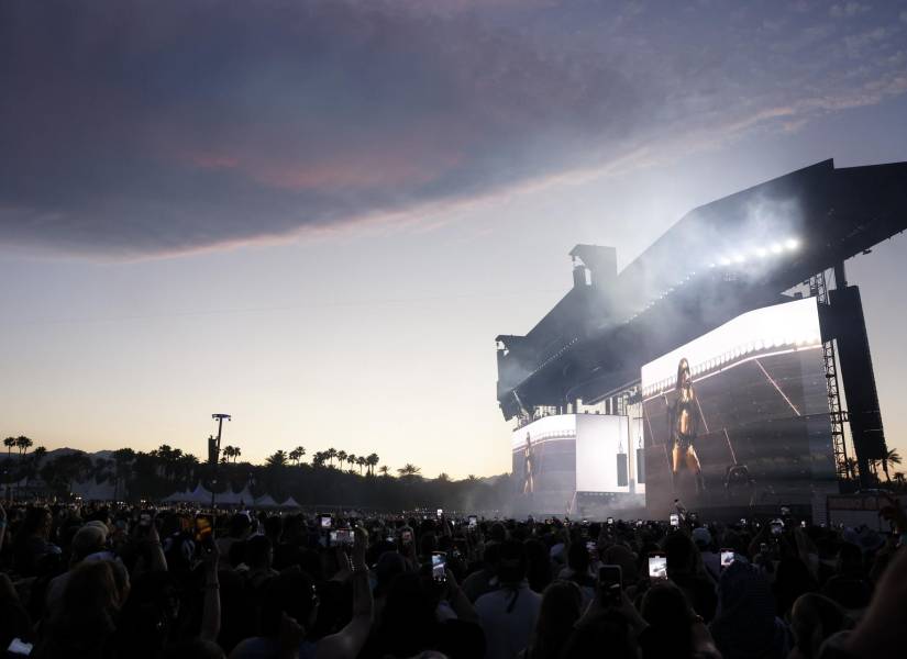 Charli XCX se presenta en el escenario durante el Festival de Música y Artes del Valle de Coachella en Indio, California, EE. UU., el 12 de abril de 2025.