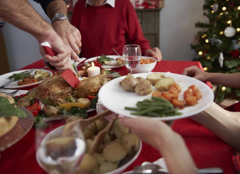 Fotografía de una cena navideña típica.
