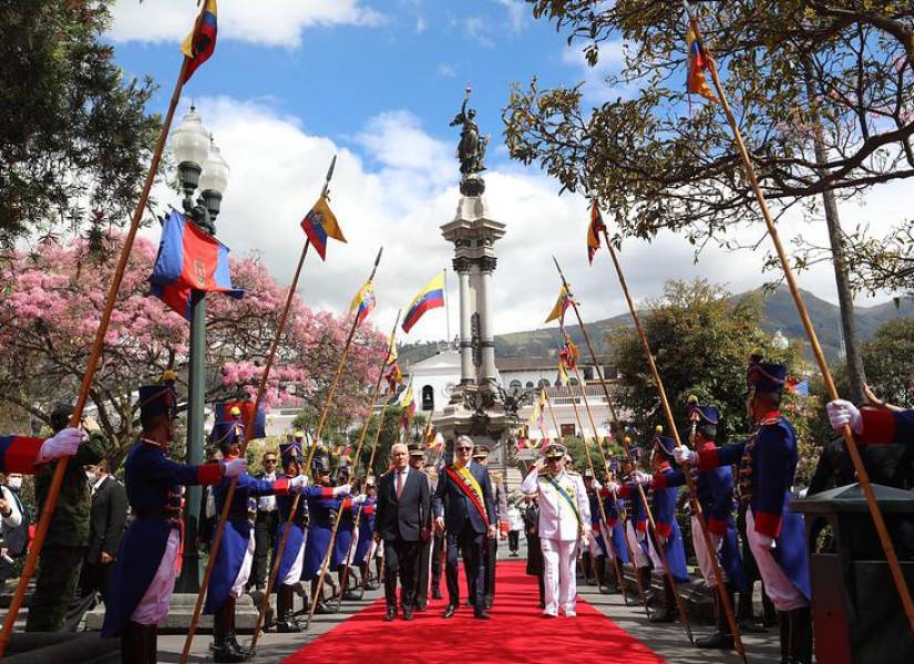 El presidente Guillermo Lasso es un acto en la Plaza de la Independencia en Quito.