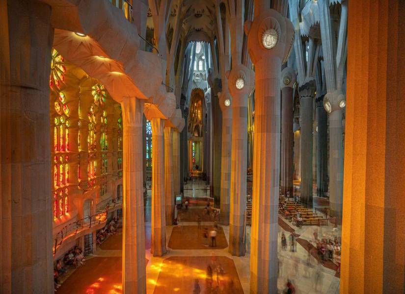 El interior de La Basílica de la Sagrada Familia iluminada por el atardecer.