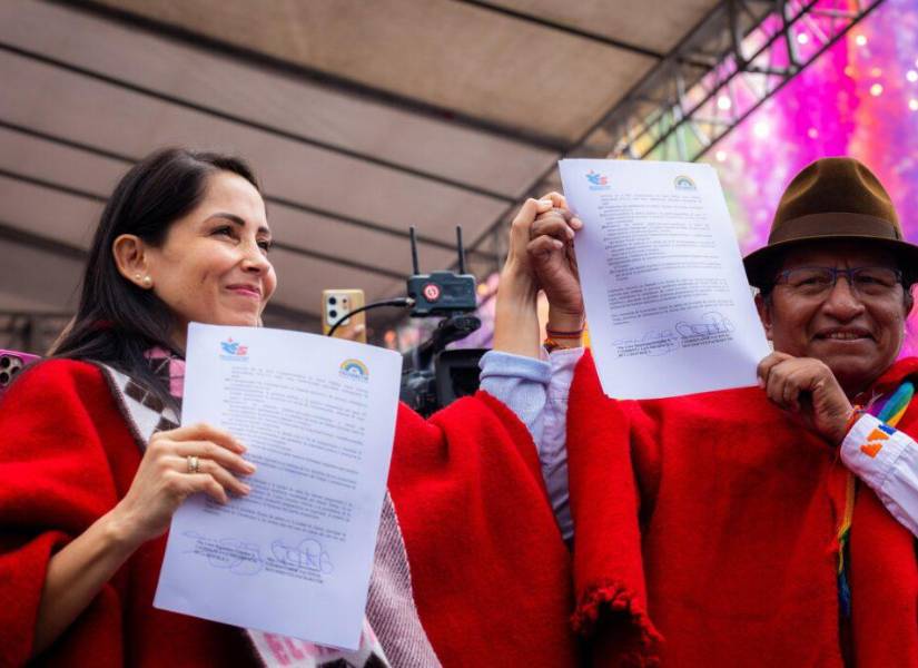 Luisa González y Guillermo Churuchumbi en la firma del acuerdo.