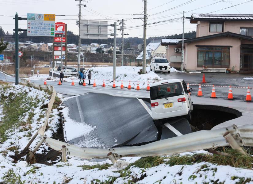 Un carro estancado por la abertura de las calles debido al terremoto de magnitud 7,5 en Japón.