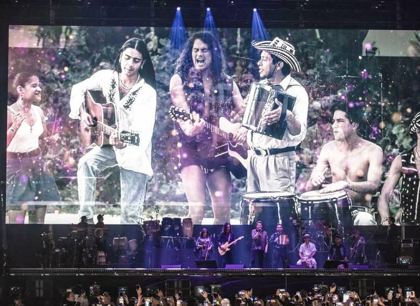 El aniversario de La Tierra del Olvido, el disco que dividió la historia musical colombiana en dos, fue el protagonista de la presentación de Carlos Vives, a tal punto de crear uno de los momentos más recordados de la noche.