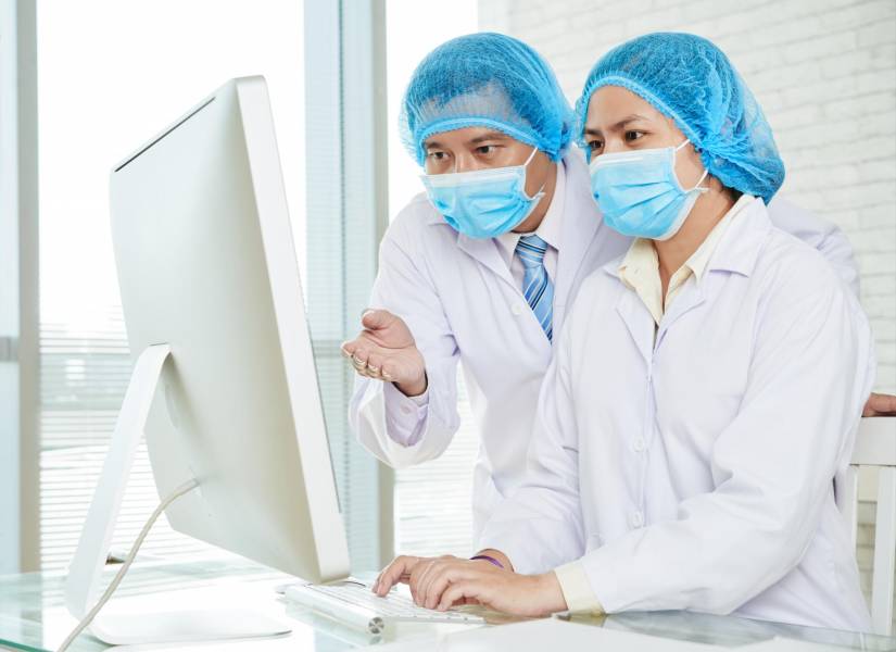 Imagen referencial, científicos observando la computadora.