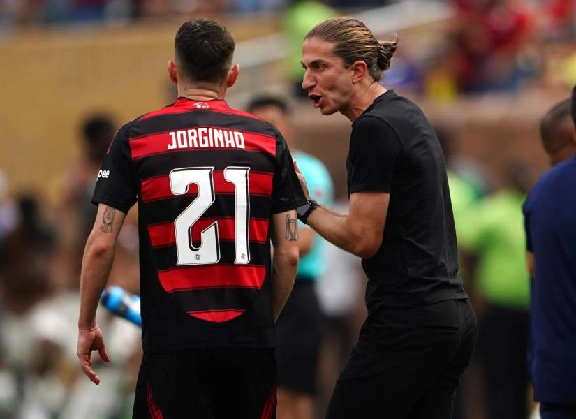 El entrenador del Flamengo, Filipe Luís, habla con Jorginho