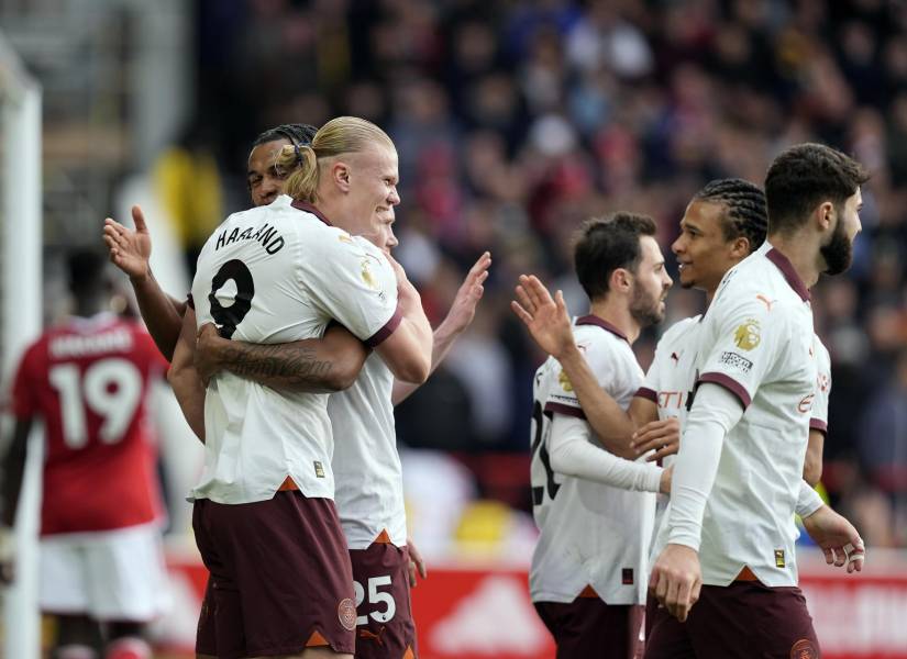 El noruego Erling Haaland (i), del Manchester City, celebra el 0-2 durante el partido de la Premier League ante Nottingham Forest.