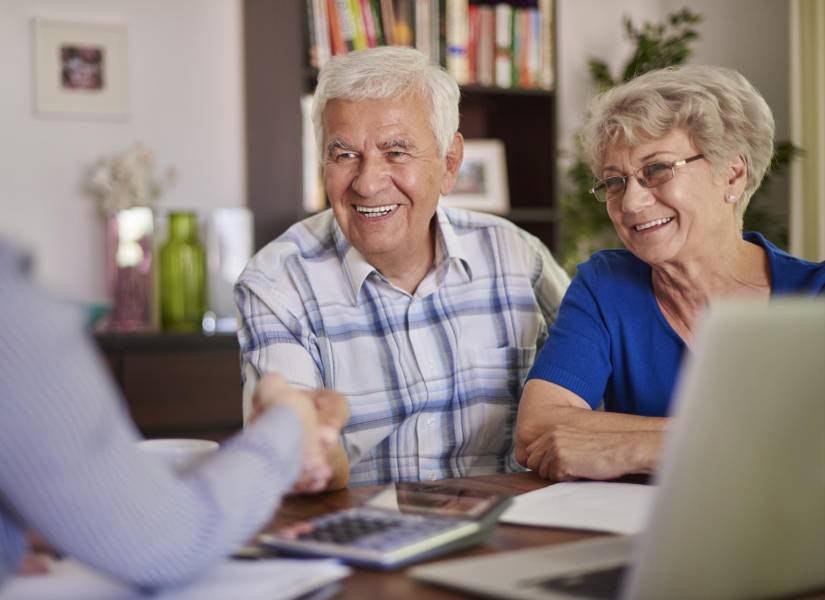 Foto de referencia de adultos mayores jubilados