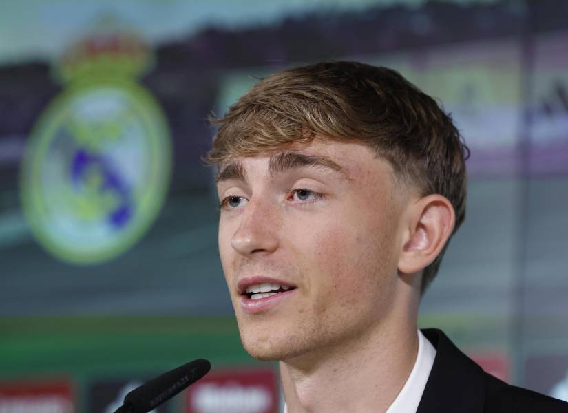 El defensa central internacional español durante su presentación como nuevo jugador del Real Madrid