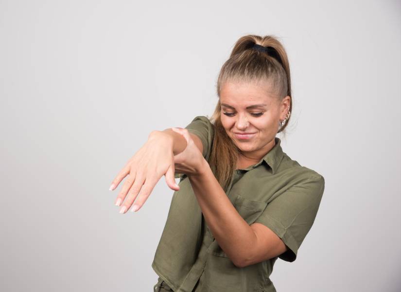 Forzar los crujidos con frecuencia puede dañar tus articulaciones a largo plazo.