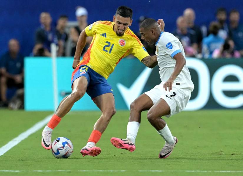 Daniel Muñoz ante la marca de Nicolás De La Cruz por la semifinal de la Copa América