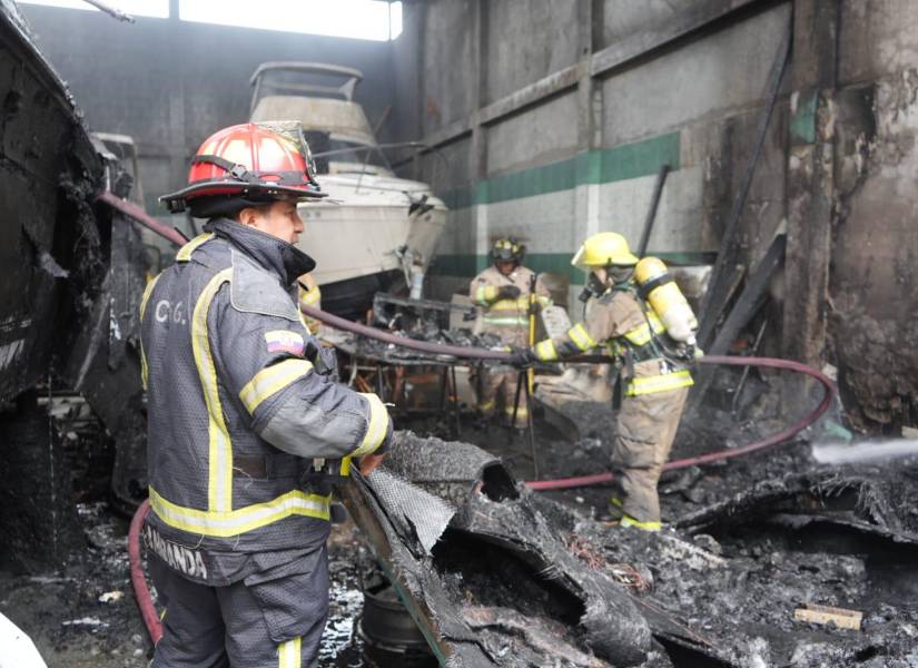 Cincuenta bomberos se trasladaron en once vehículos hasta un taller de reparación de embarcaciones del Cristo del Consuelo.