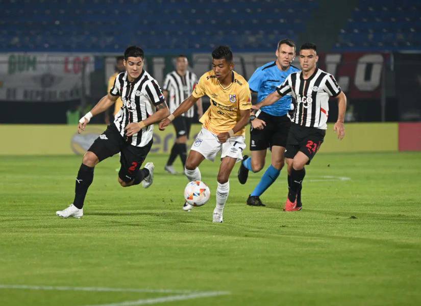La Universidad Católica perdió por 2-0 contra Libertad en la ida de los playoffs de los octavos de final de la Copa Sudamericana.