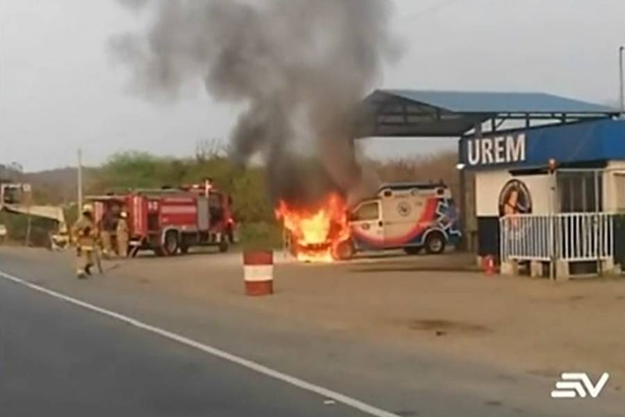 Ambulancia se incendia en vía Guayaquil -Salinas