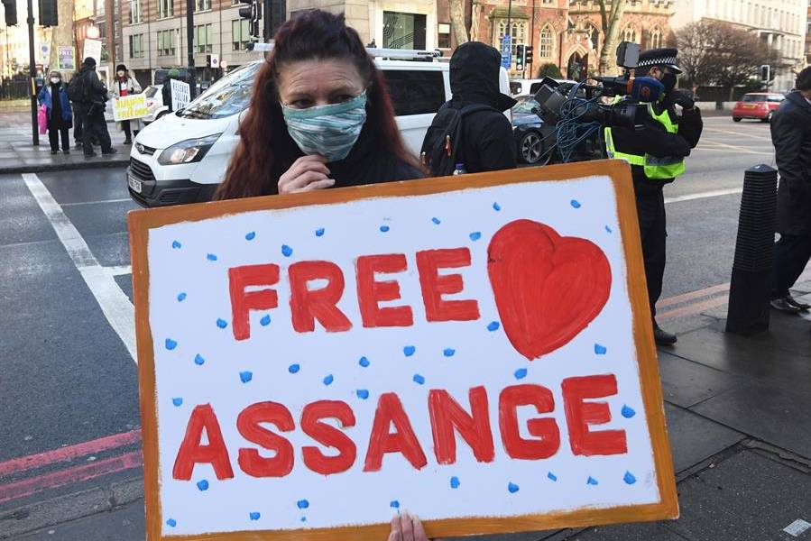 Assange seguirá en prisión mientras resuelve litigio con EE.UU.