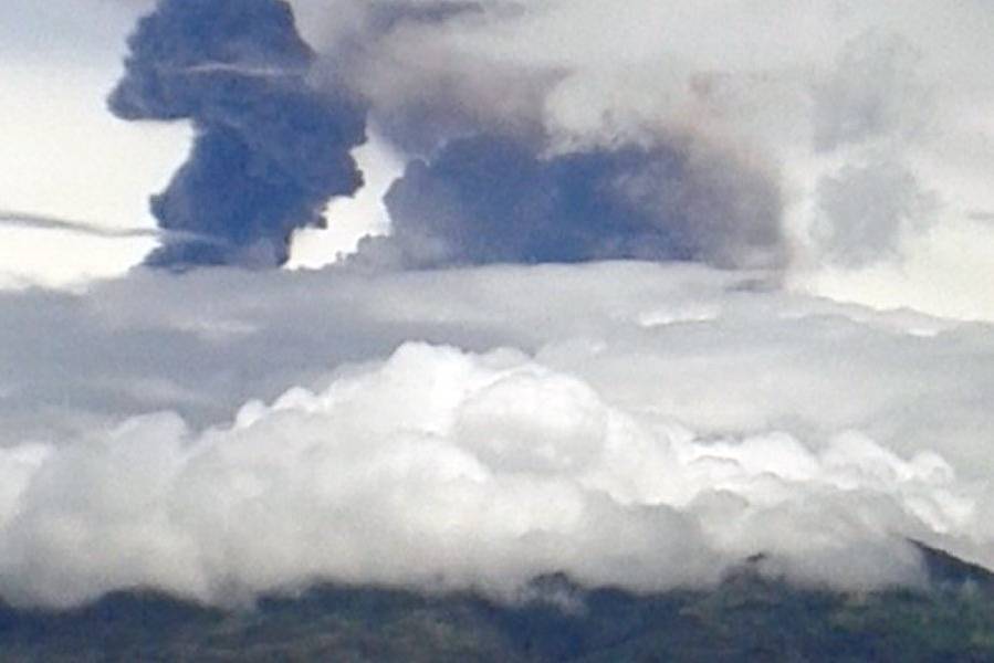 Cuatro explosiones reactivan al volcán Tungurahua