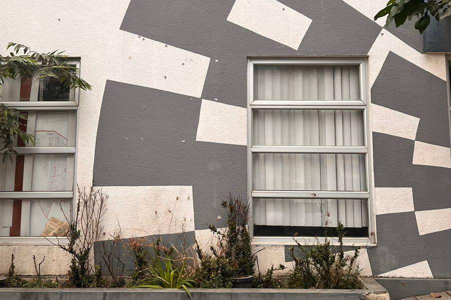 Una UPC de Flor de Bastión, noroeste de Guayaquil, fue baleada después de un control policial