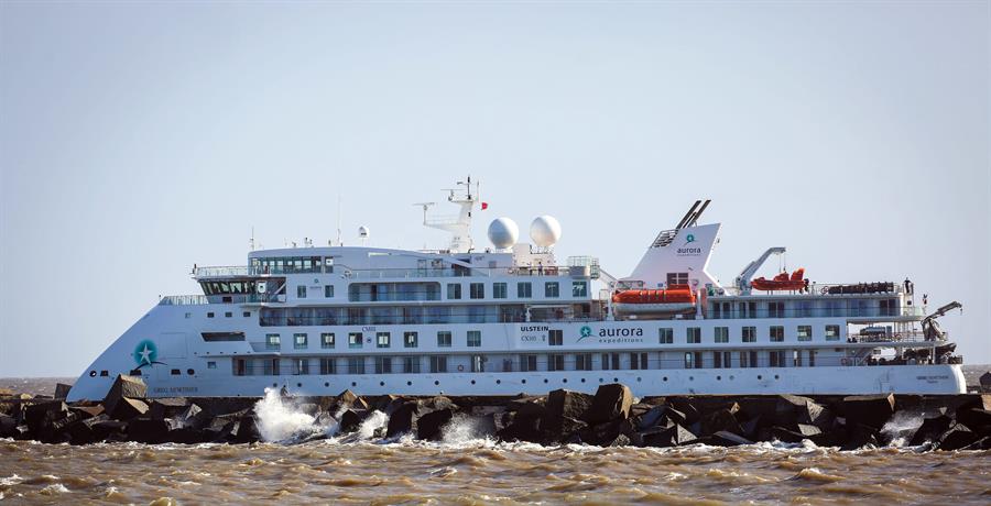 Buque australiano afectado con COVID-19 deja Uruguay y parte a España