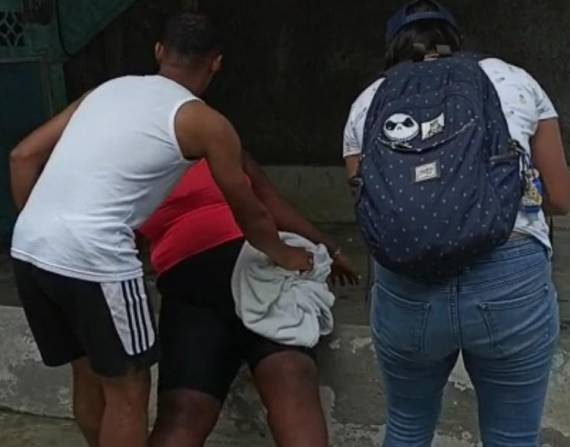 Una mujer resultó herida por una bala perdida. Fue trasladada a una casa de salud.