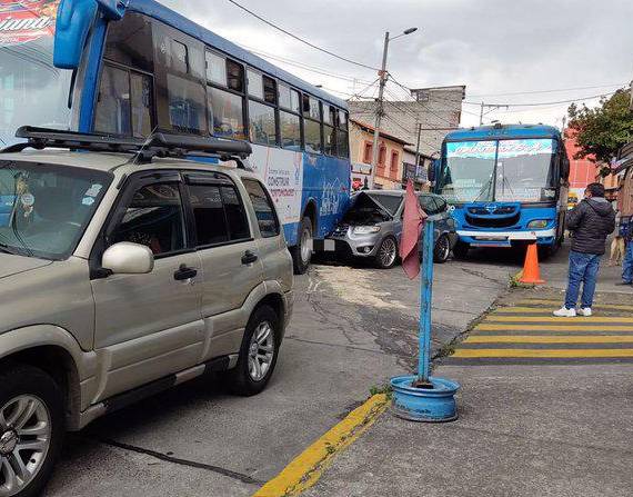 Personal del Cuerpo de Bomberos de Quito y la Agencia Metropolitana de Tránsito atendieron la emergencia.