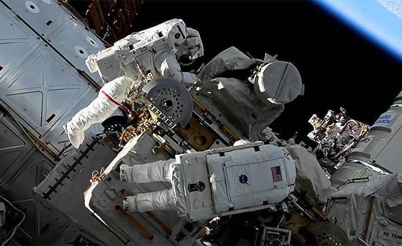 Astronautas realizando tareas de mantenimiento afuera de la Estación Espacial.