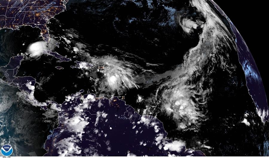 Tormenta Theta avanza en aguas abiertas del Atlántico