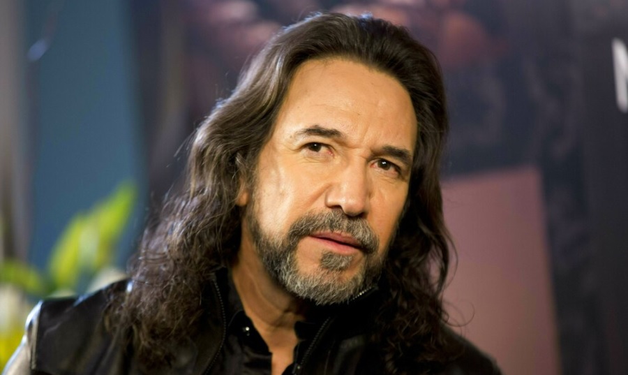 &#039;El Buki&#039; canta uno de sus mayores éxitos con sus hijas