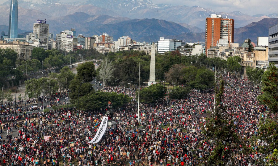 Sexto día de violentas protestas en Chile pese a que Piñera pidió perdón