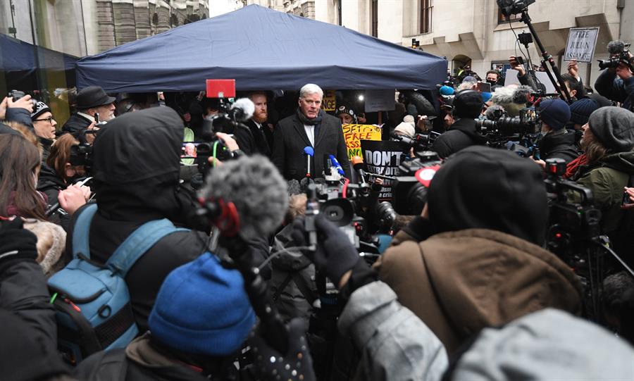 Jueza británica decidirá el miércoles si Assange sale en libertad condicional