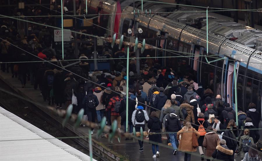 Francia: huelga contra pensiones se alarga con transporte público paralizado
