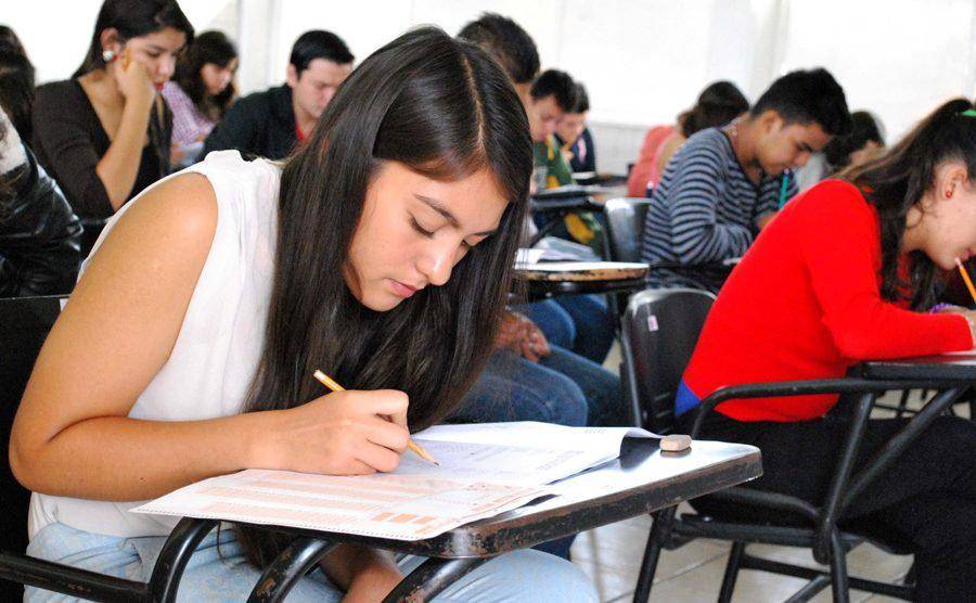 Jóvenes de Ecuador se preparan para rendir el examen Transformar