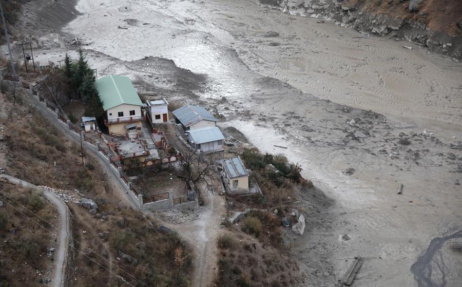 India apura rescates tras avalancha con 170 desaparecidos
