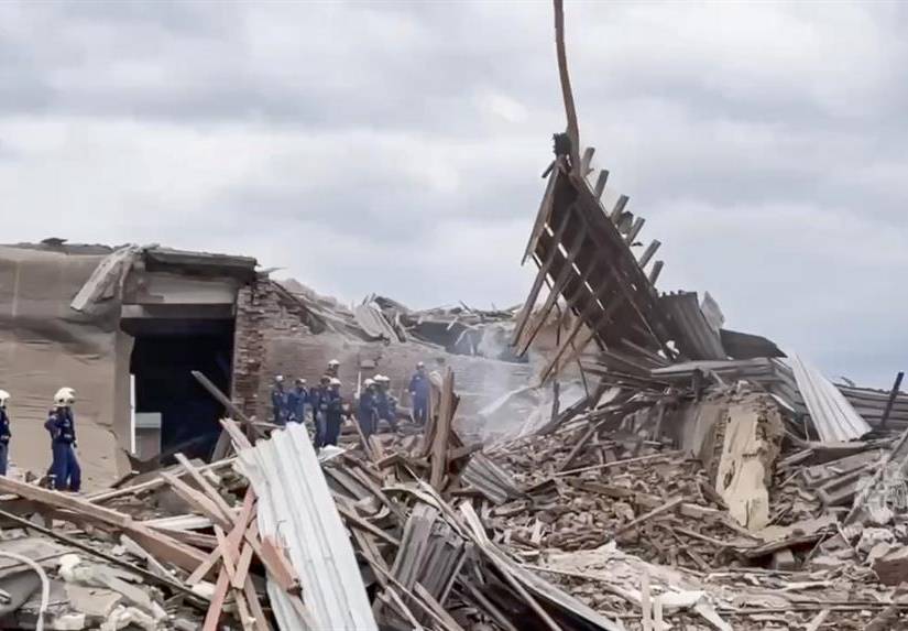 El peesonal de emergencia trabajando ruso trabajando en los escombros de la explosión.