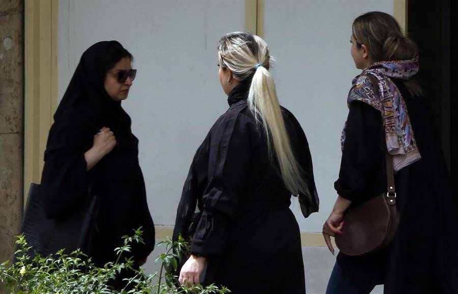 Irán: cierran negocios porque mujeres atendían sin velo islámico