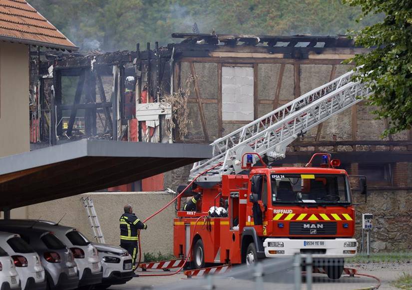 Un equipo de bomberos trabajando en los escombros del albergue.